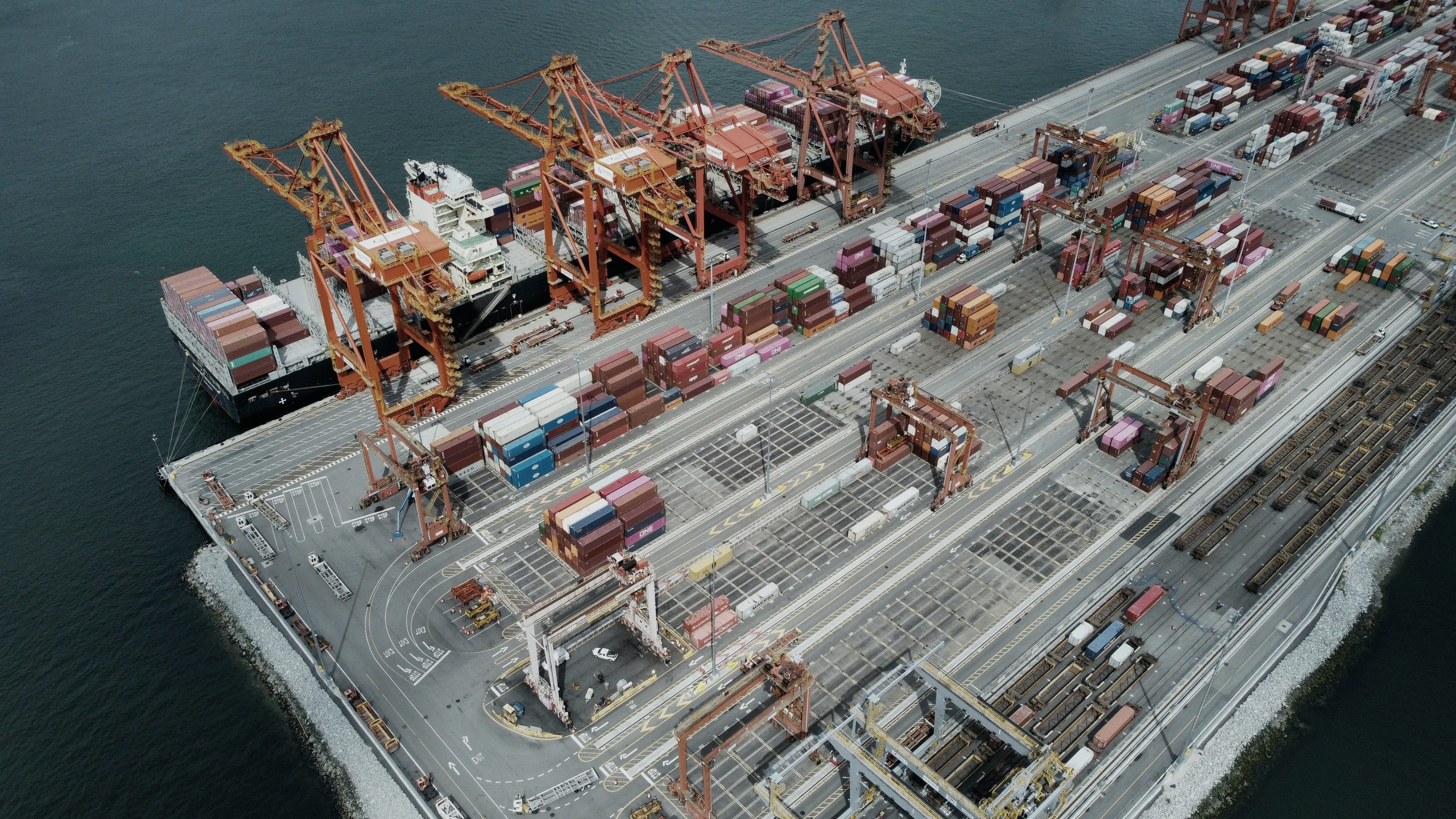 Port infrastructure real-photo visual